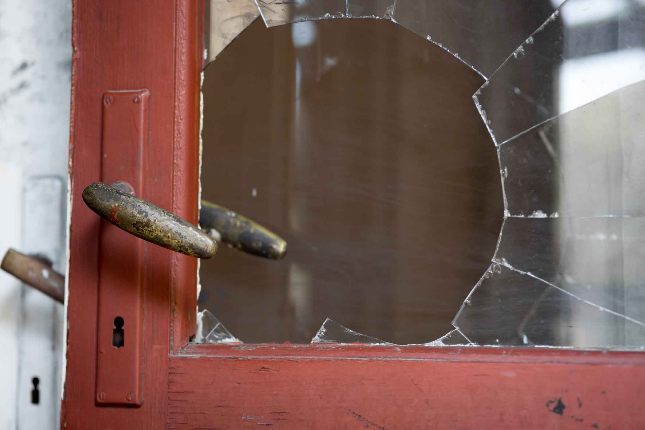 Разбить стекло дома. Поломанная входная дверь. Разбитая входная дверь. Разбитое стекло. Сломанная дверь.